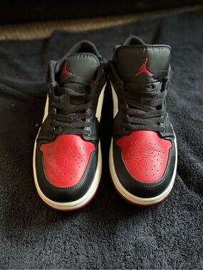 Jordan Low-Top Sneakers in Black/Red/White